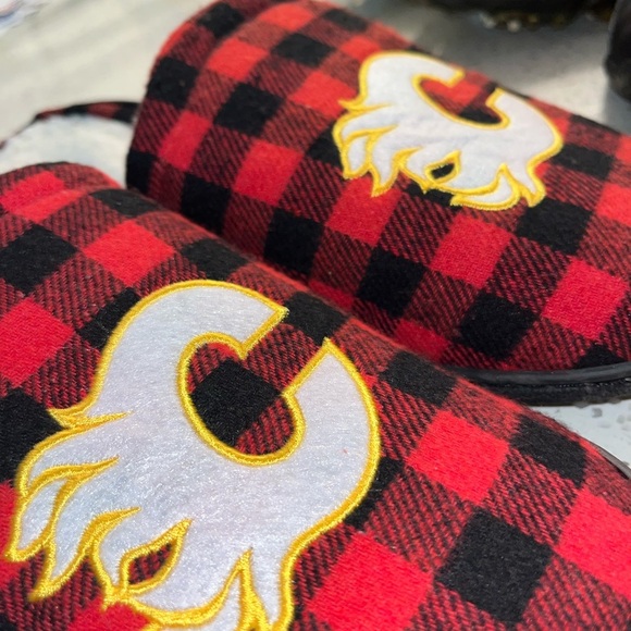 Brand New Calgary Flames Slippers. Large (size 7-12) - Picture 2 of 3